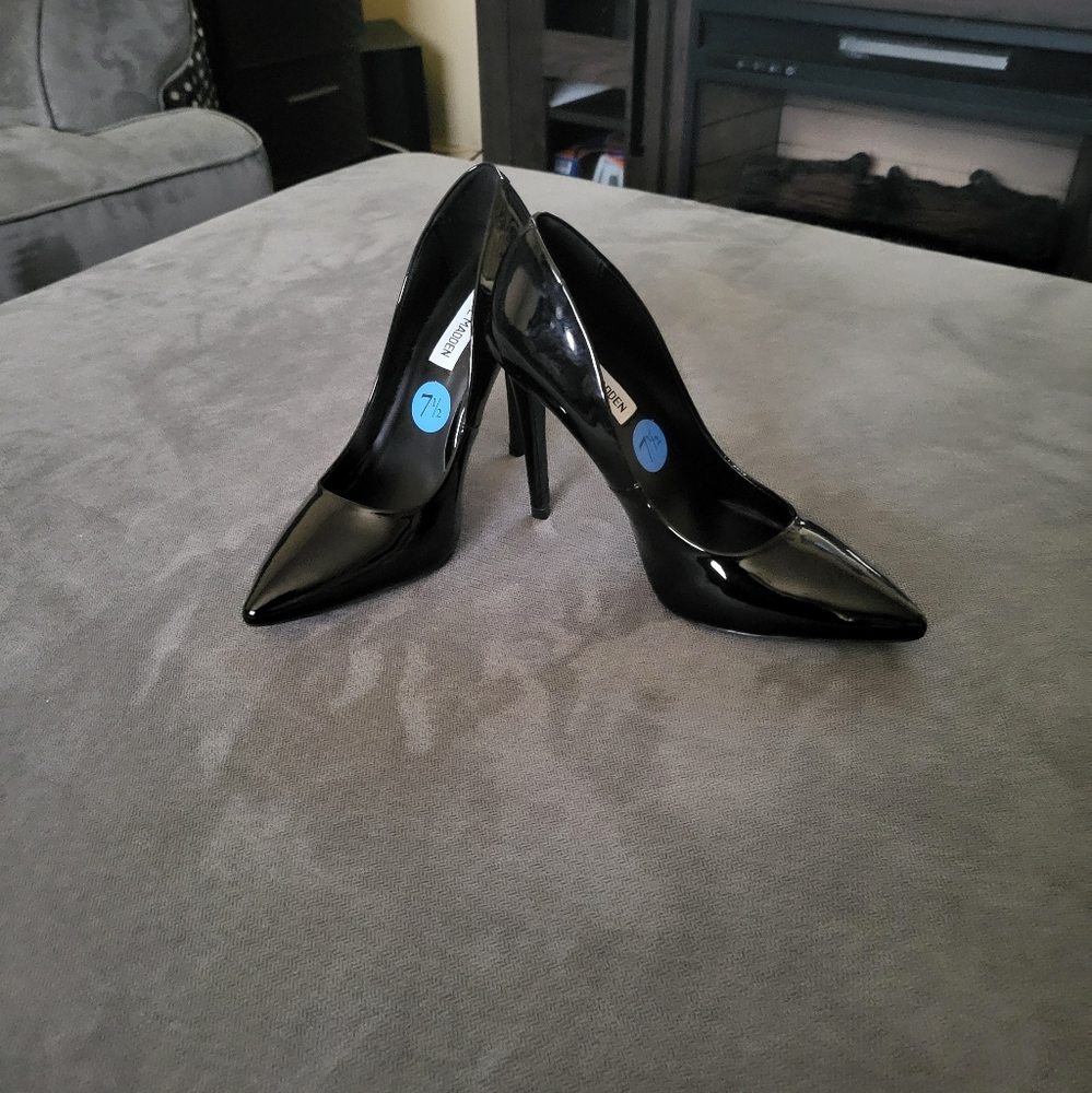 WOMEN'S 9 WEST PATENT LEATHER PUMPS